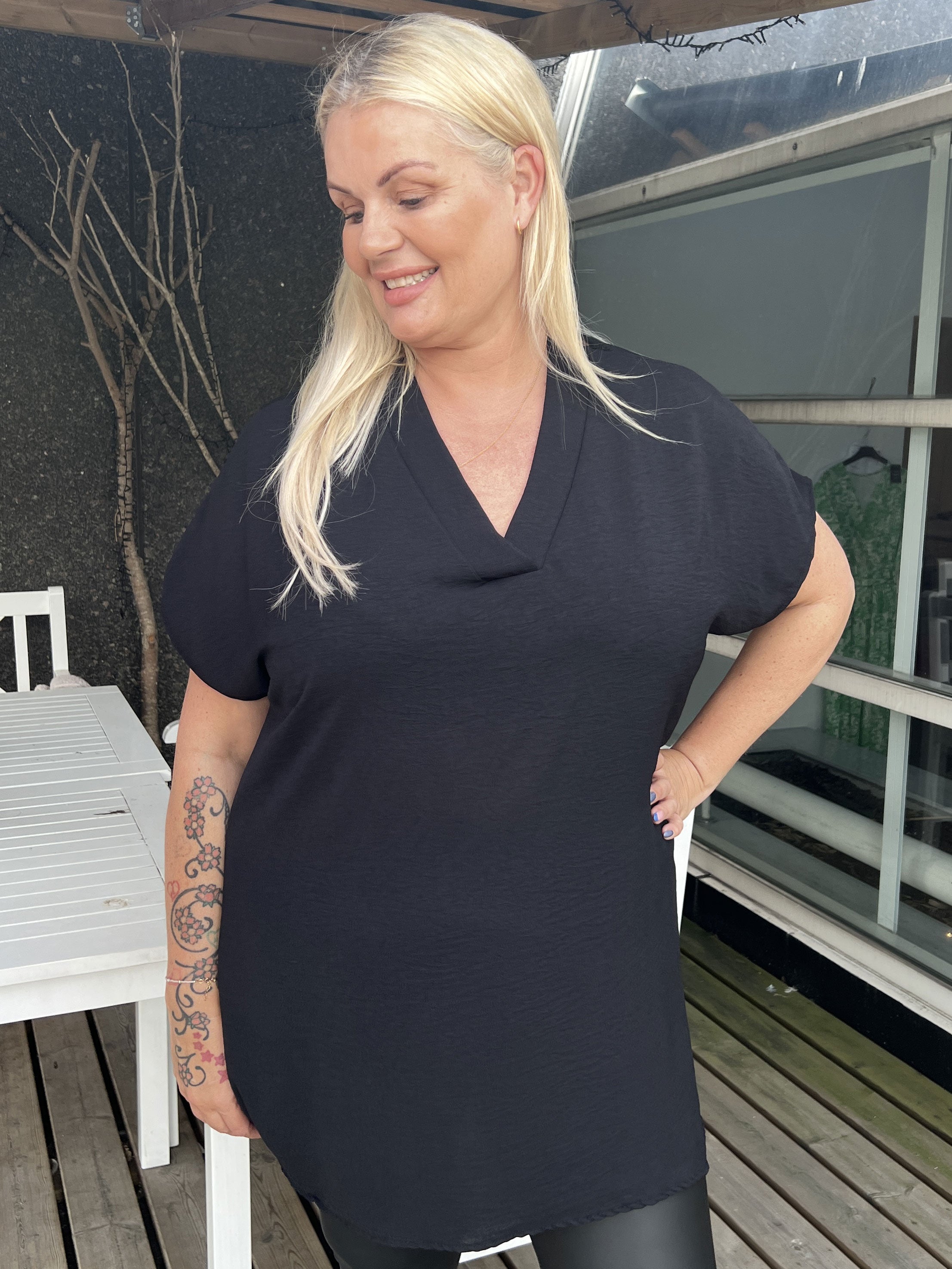 Katrine - Sød plus size tunika med blonde i ryggen